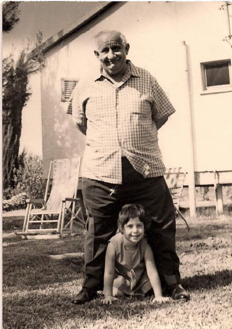 הסבא של תמר וילדה צעירה בגינה - שחור-לבן